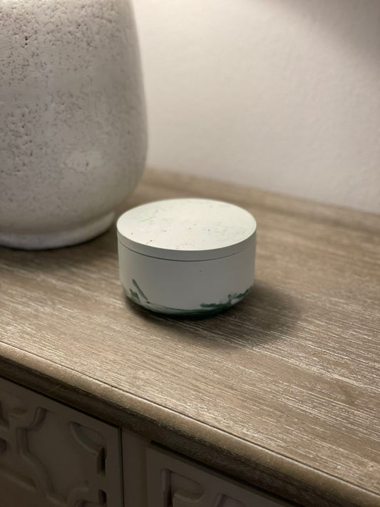 Χειροποίητο βαζάκι σε λευκό και πράσινο χρώμα